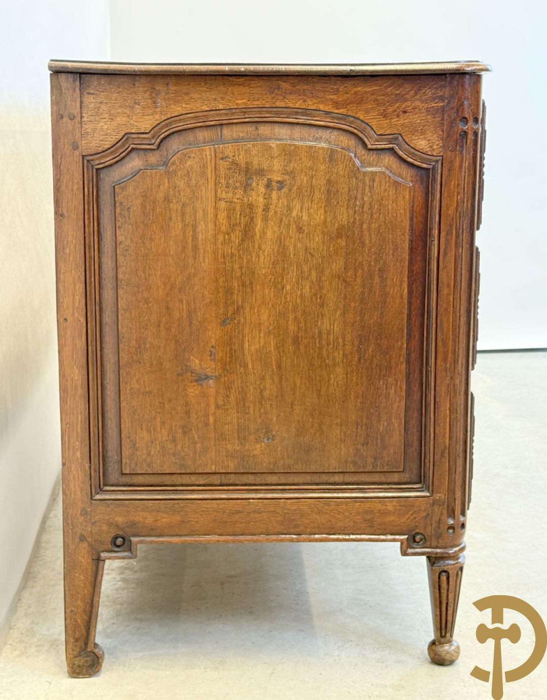 Massief eiken drieladencommode met afgeronde gecanneleerde stijlen, 19e