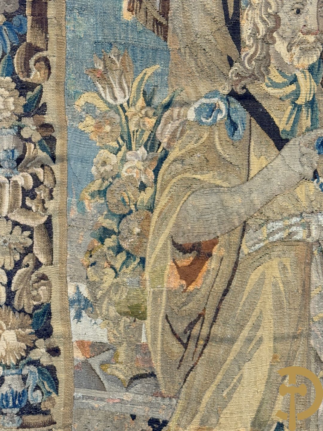 Vlaams handgeknoopt wandtapijt met geanimeerde scène met Konong en honden, omgeven door florale omranding, 18e