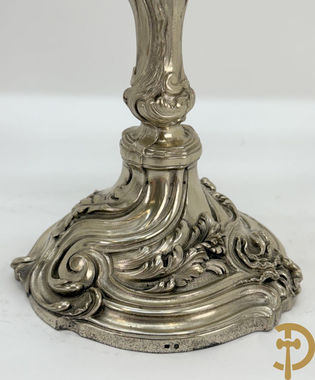 Paar massief zilveren getorste zesarmige kandelaars met Louis XV motieven, met import stempel 