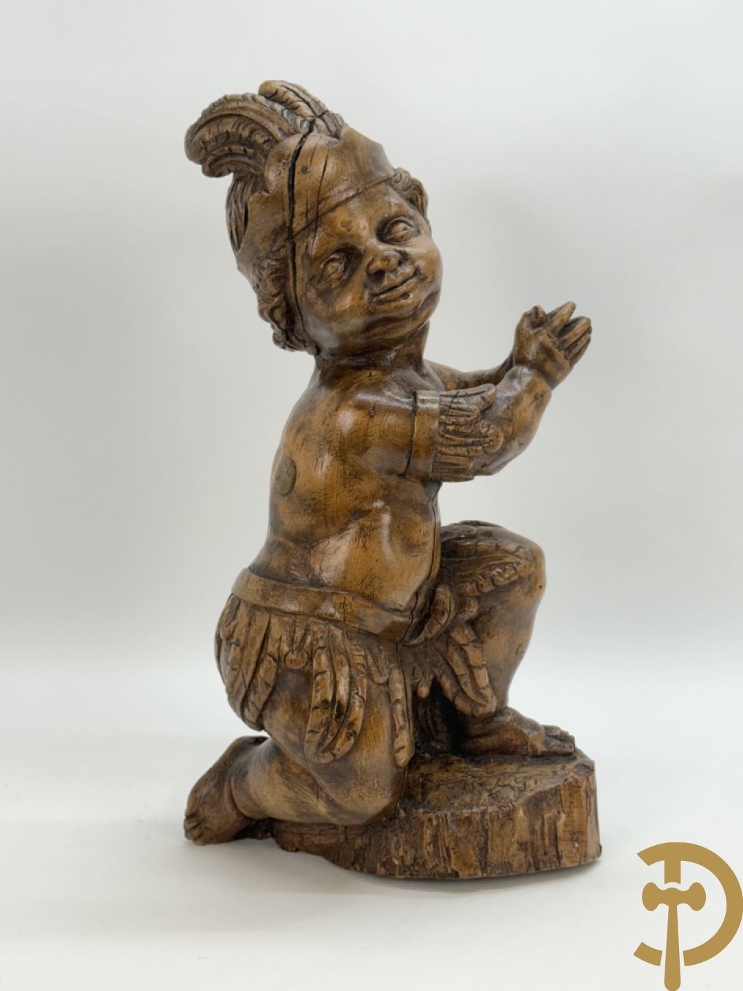 Houtgesculpteerde cupido met gevouwen handen en pluimen