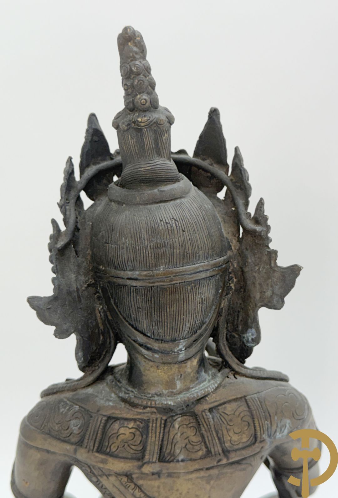 Bronzen neergezeten Boedha