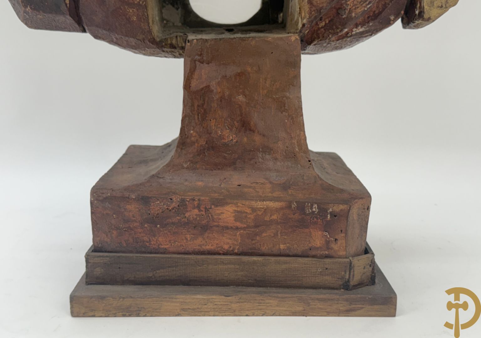 Houtgesculpteerde en gepolychromeerde damesbuste met reliekhouder