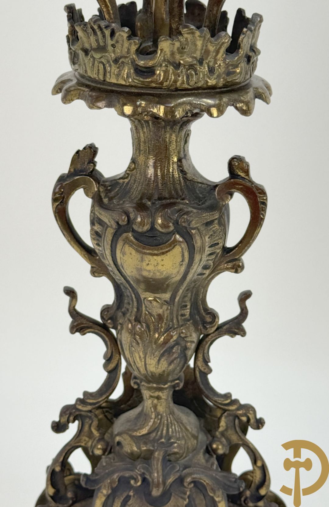Driedelige koperen garnituur bestaande uit middenstuk bezet met amfoor en paar kandelaars , Louis XV stijl