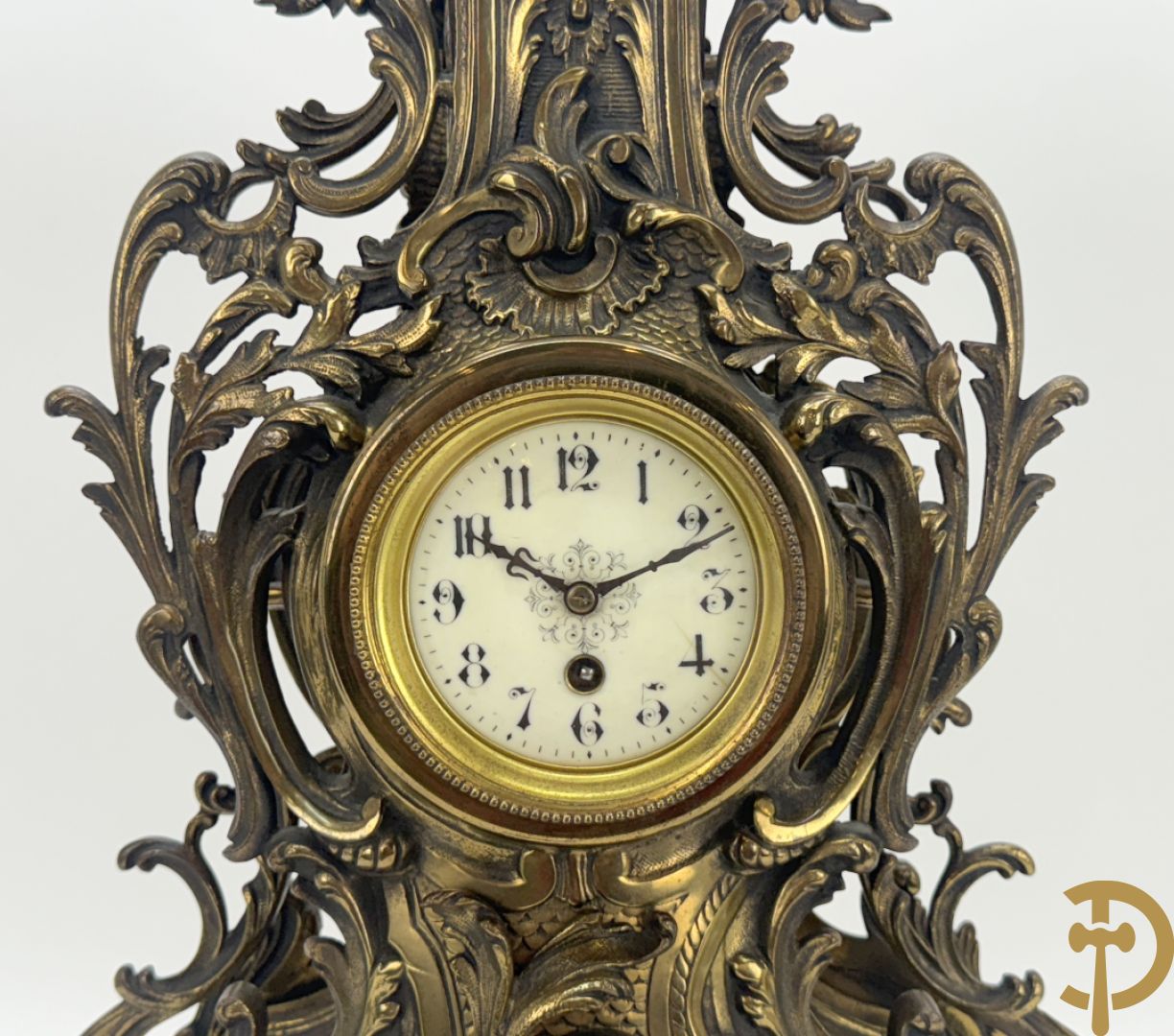 Driedelige koperen garnituur bestaande uit middenstuk bezet met amfoor en paar kandelaars , Louis XV stijl