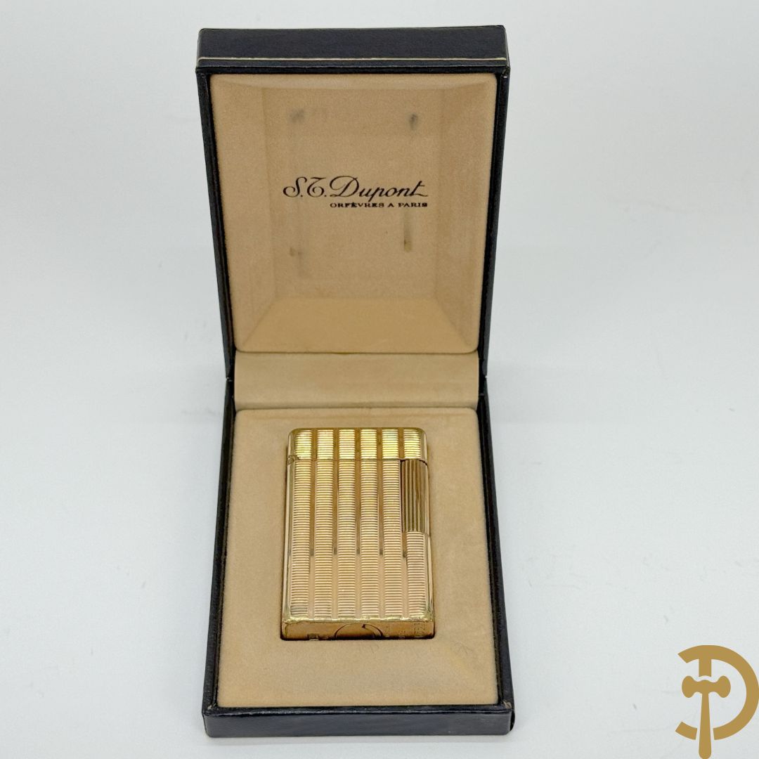 Vergulde aansteker S.T. Dupont met lijnmotieven, serienummer "954BEC" - in etui