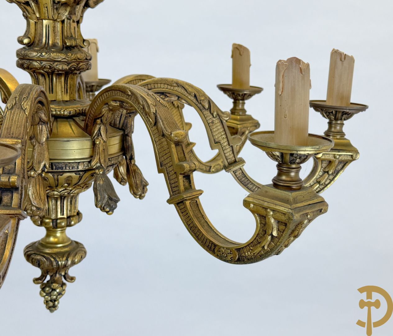 Bronzen achtarmige mazarin luchter met ridderhoofden en accanthusranken