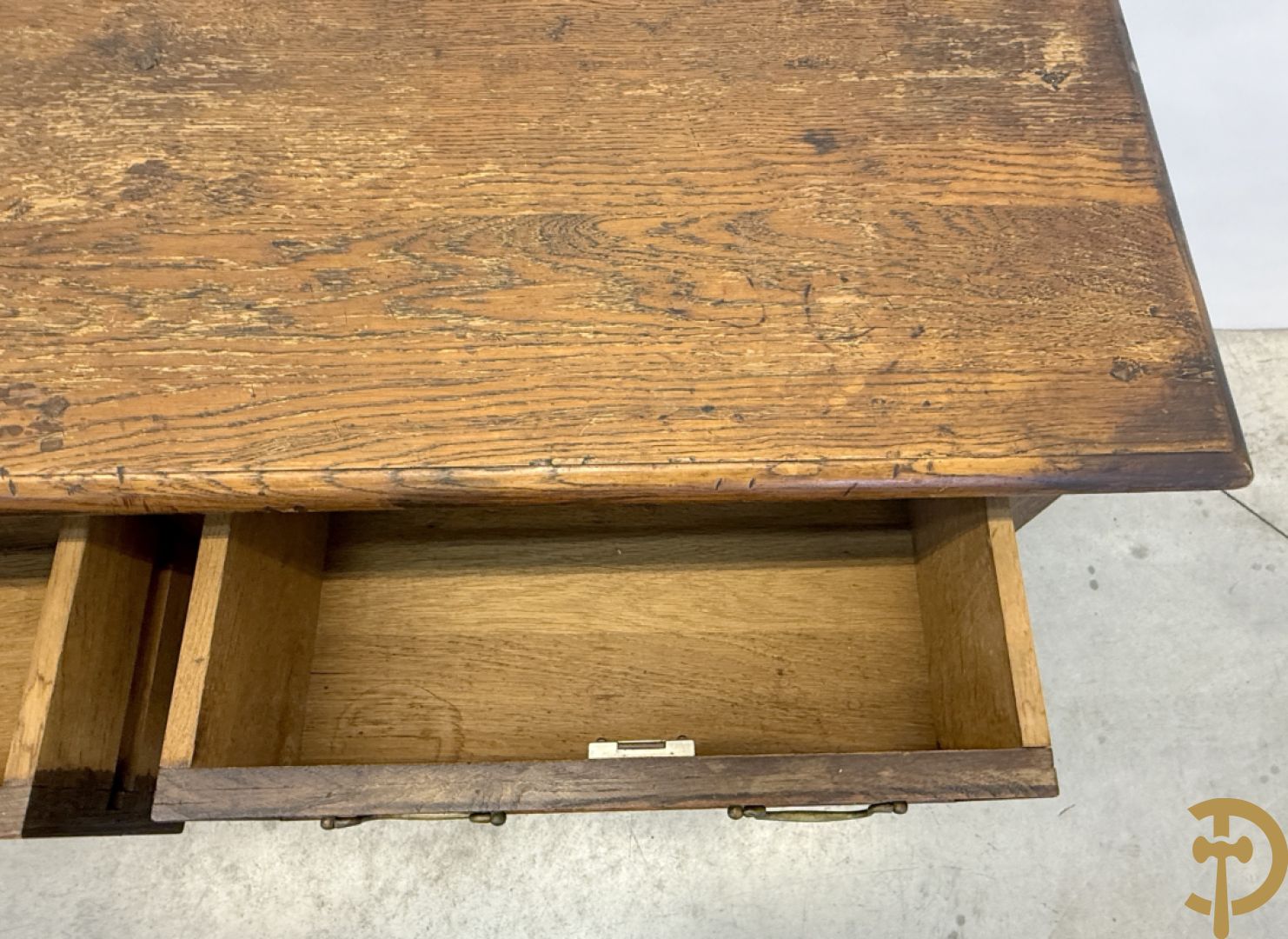 Massief eiken Engelse side board met 2 lades, op ballusterpoten