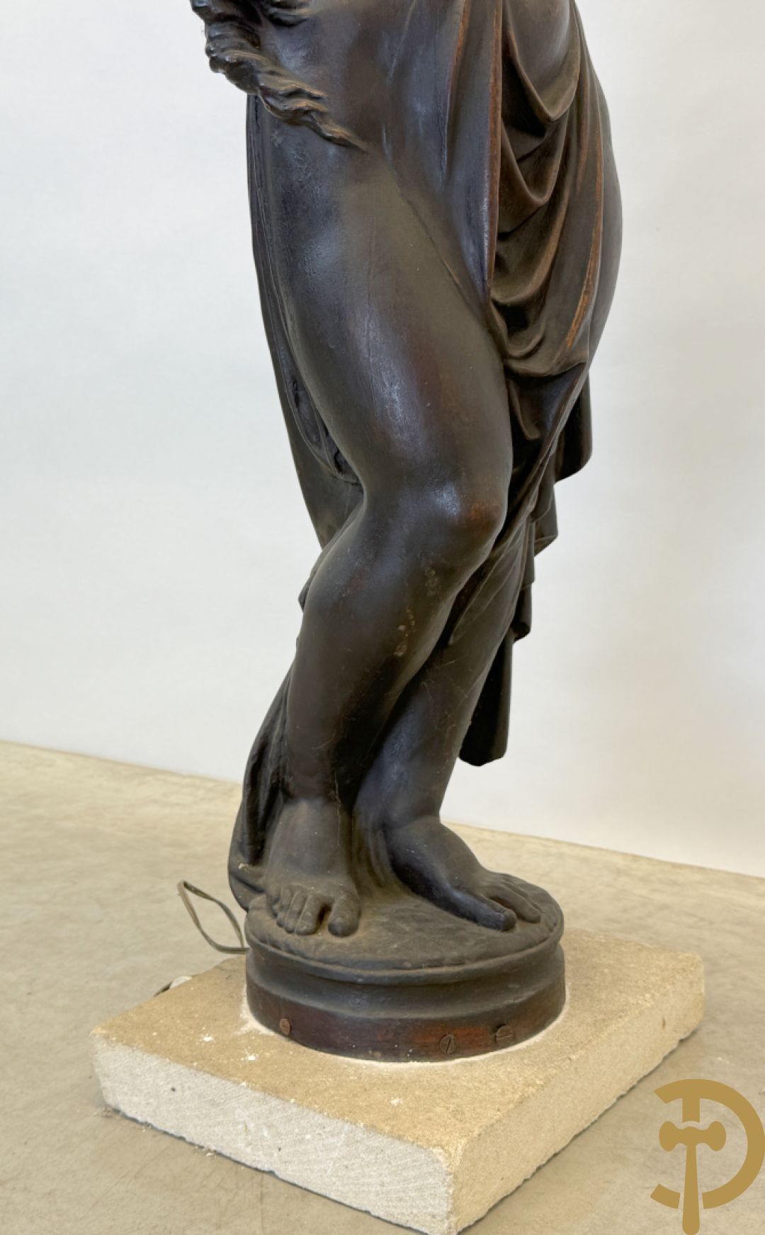 Gietijzeren gepatineerd beeld van cupido dragende een amfoor op het hoofd als lantaarn