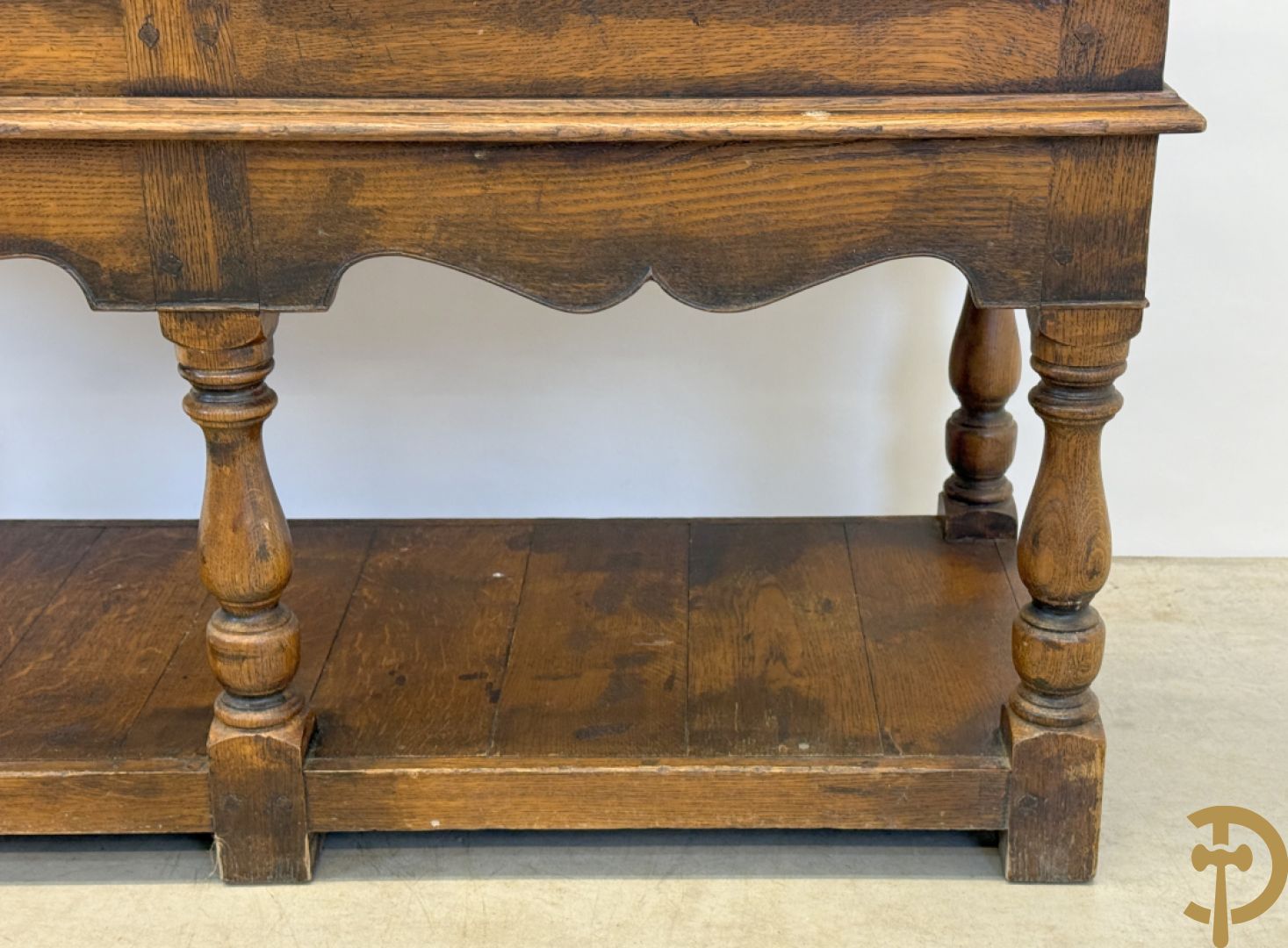 Massief eiken Engelse side board met 2 lades, op ballusterpoten