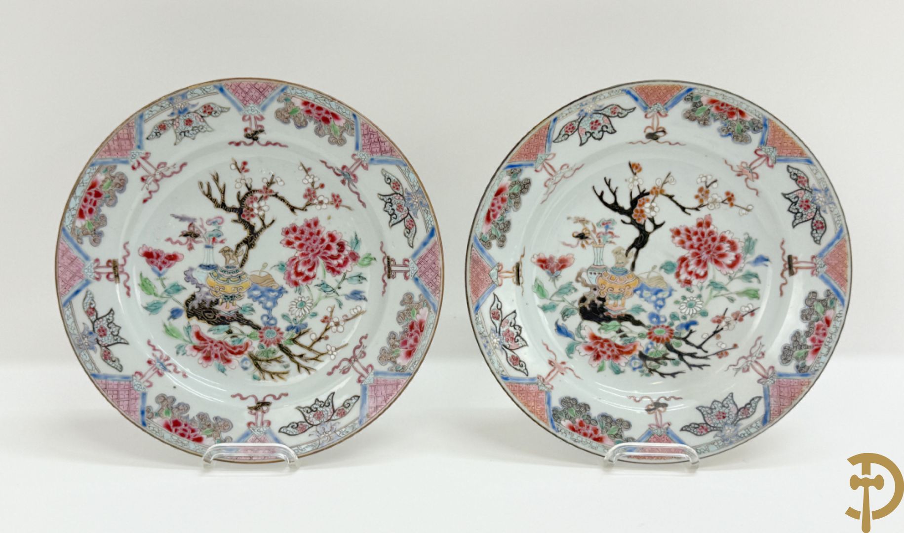 Chinese porseleinen ballustervormige vaas, King Long  + 2 porseleinen bordjes met bloemendecor + 2 bordjes met vazen- en bloemendecor + kopje en schoteltje Imari + dekselpotiche met vogel en bloemendecor