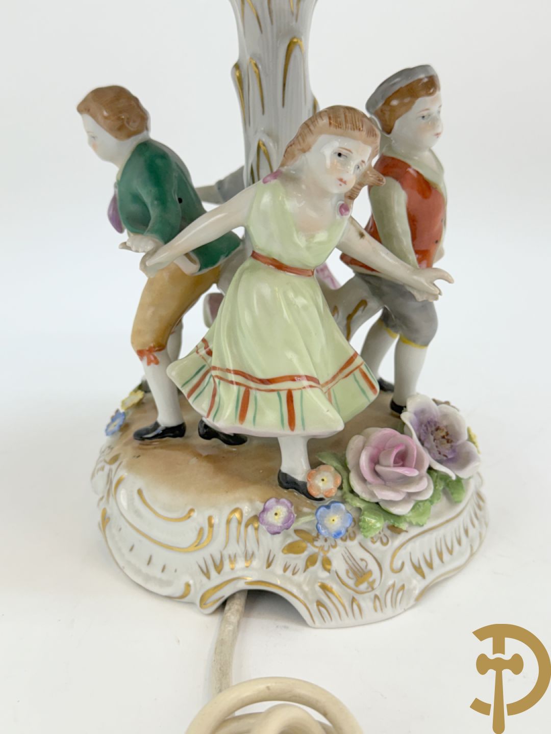 Porseleinen lampadaire met dansende figuren, bovenaan met porseleinen kap bezet met bloemmetjes