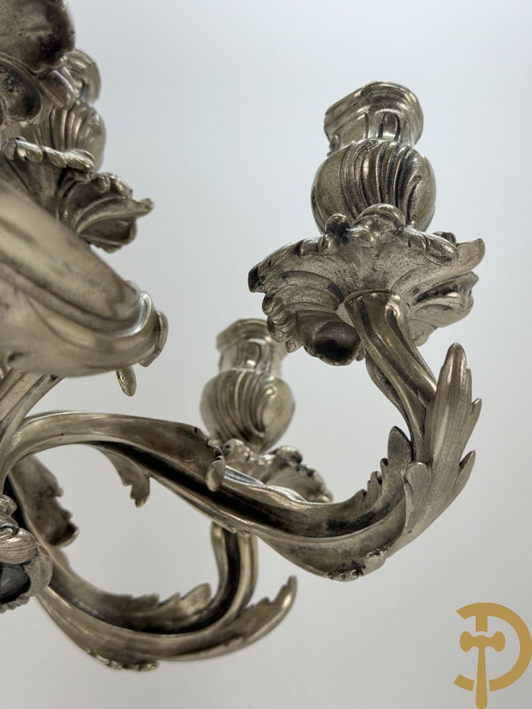 Paar massief zilveren getorste zesarmige kandelaars met Louis XV motieven, met import stempel 