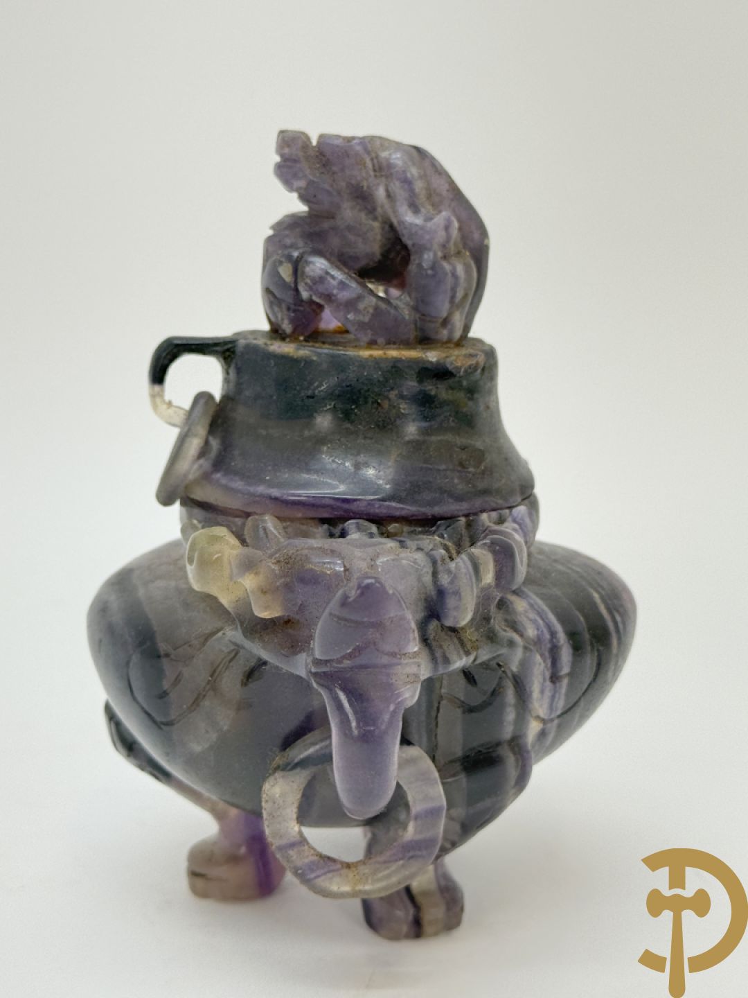 Drie Chinese handgesculpteerde urnes in gesteente met drakendecor (jade, amethist en fluoriet)