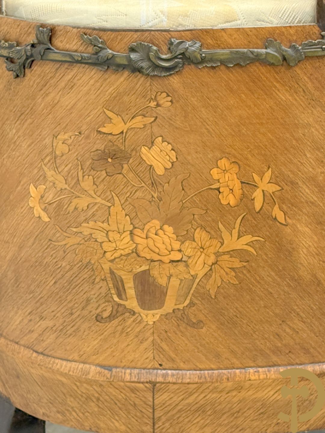 Notelaren Louis XV vitrine met gebogen glas, bezet met bronsbeslag en onderaan met bloemenmarketterie