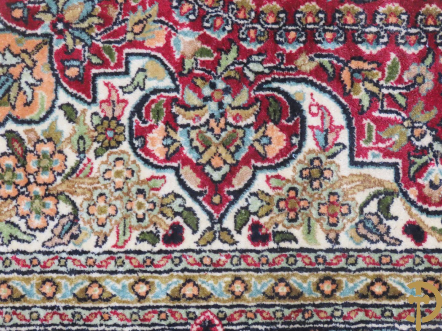 Oosters handgeknoopt tapijt met bloemenmotieven + Oosters handgeknoopt tapijt met geometrische motieven + Oosters handgeknoopt zijden tapijt met centrale fond en bloemenmotieven