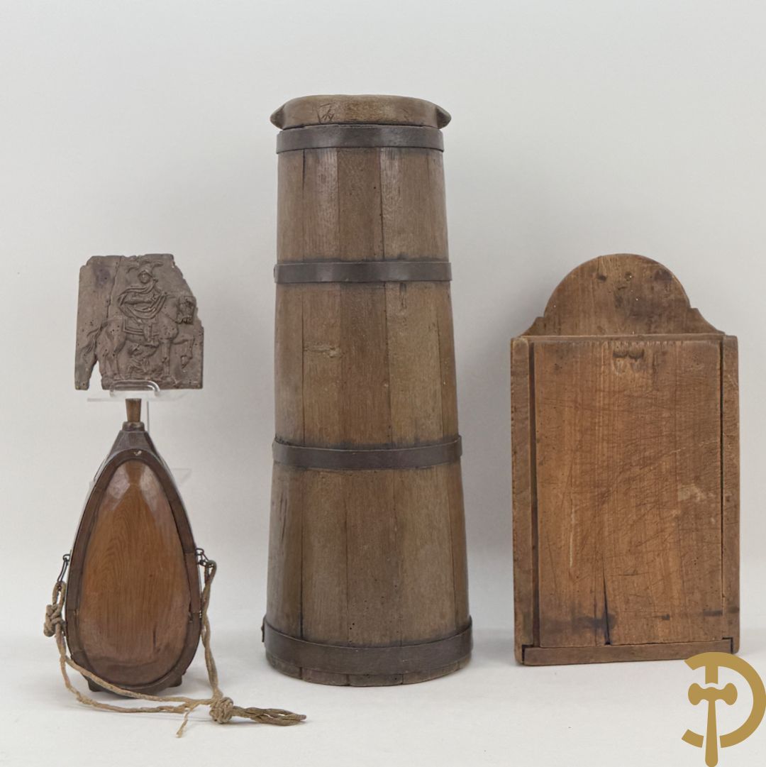 Lot folklore w.o. antieke gemerkte (IBT BCR) houten muurdoos 1845, karner zonder stok, antieke houten veldfles (gourde) 19e + houten sculptuurtje