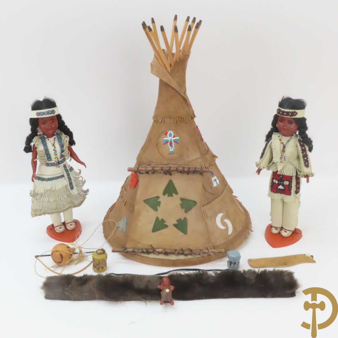 Speelgoed wigwam bezet in leder met 2 Native American figuurtjes, Carlson