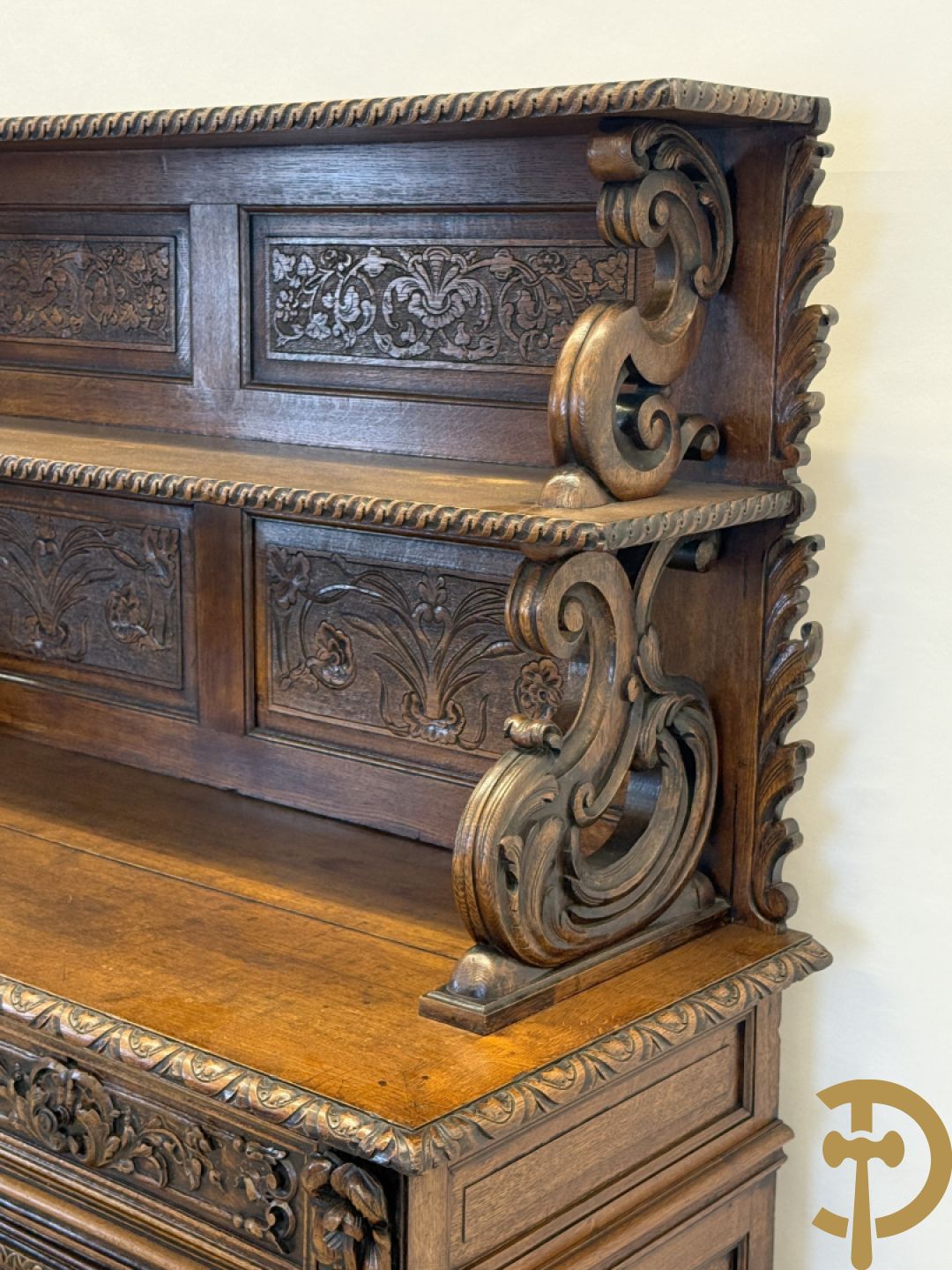 Massief eiken Neo Renaissance vaiselier met sculptuur van fruit en accanthusranken, 19e