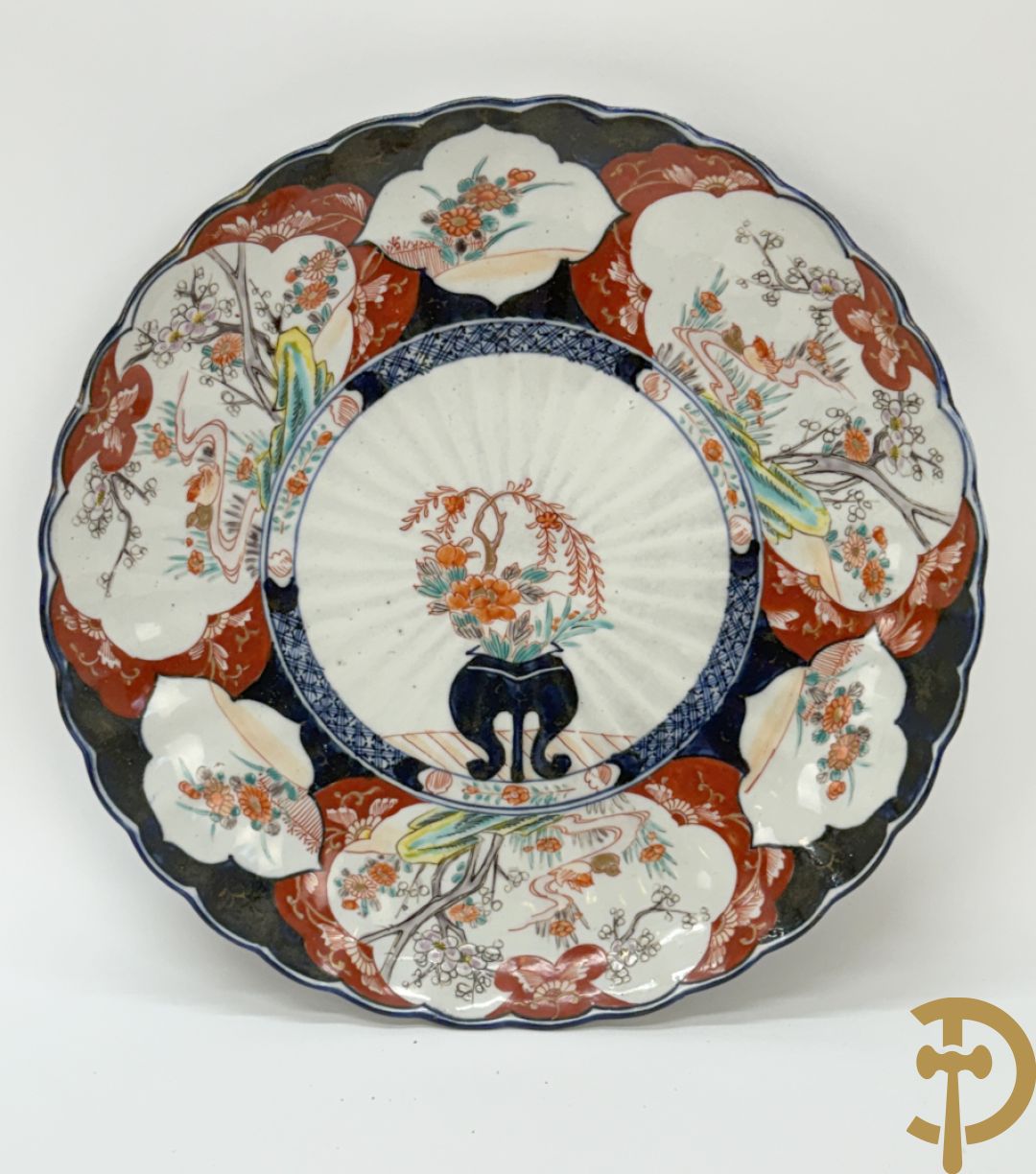 Twee porseleinen Imari schotels