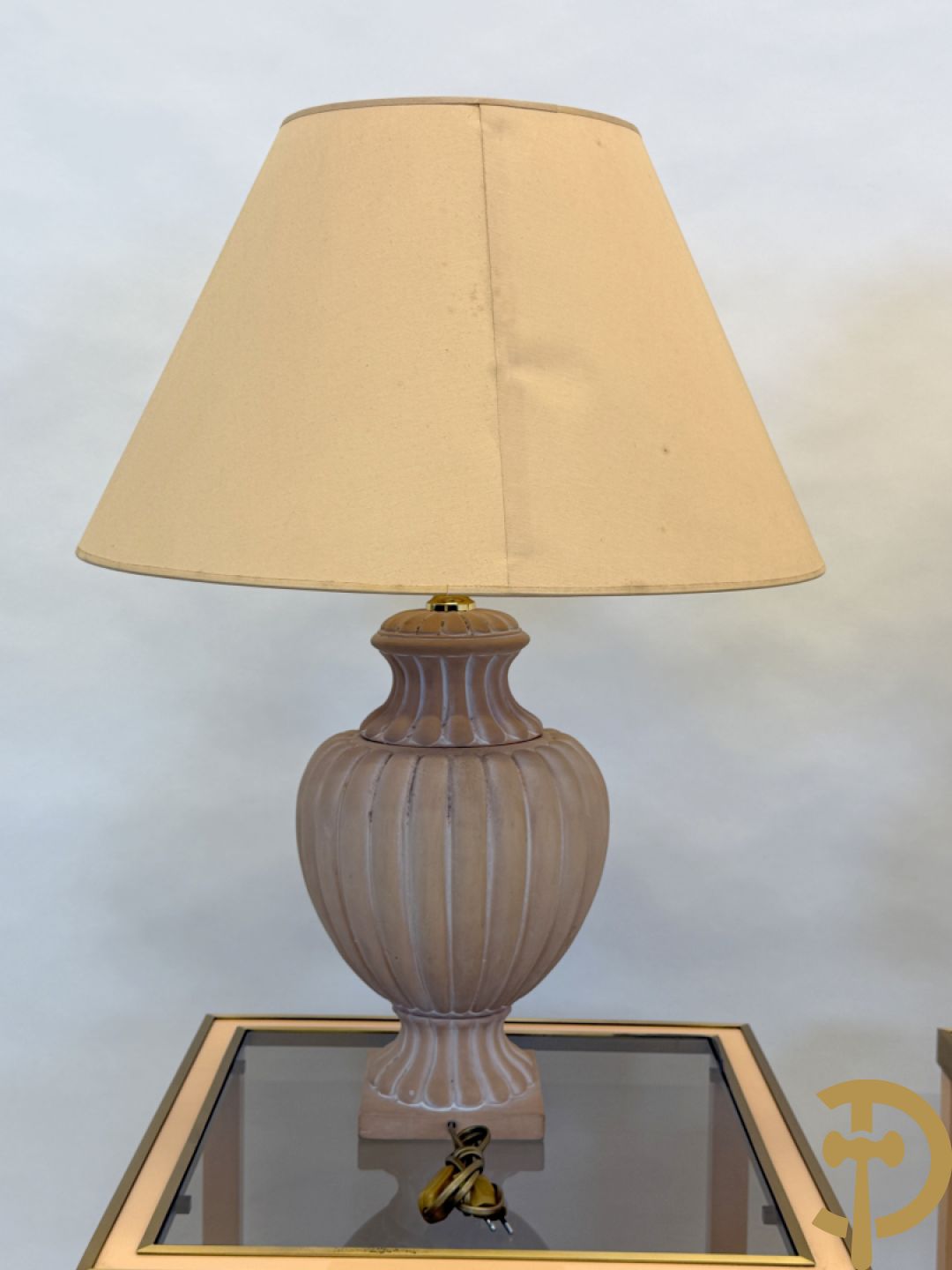 Paar bijzettafels met koperafwerking en glazen fumé blad + 2 bijhorende lampadaires in terra cotta