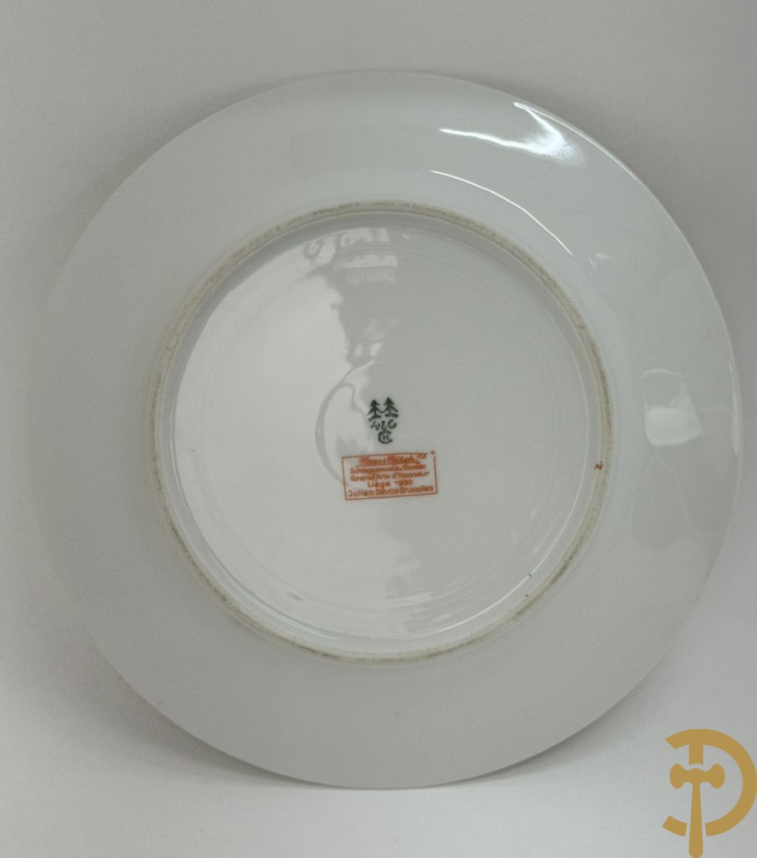 Acht porseleinen borden van boogschuttersgildes