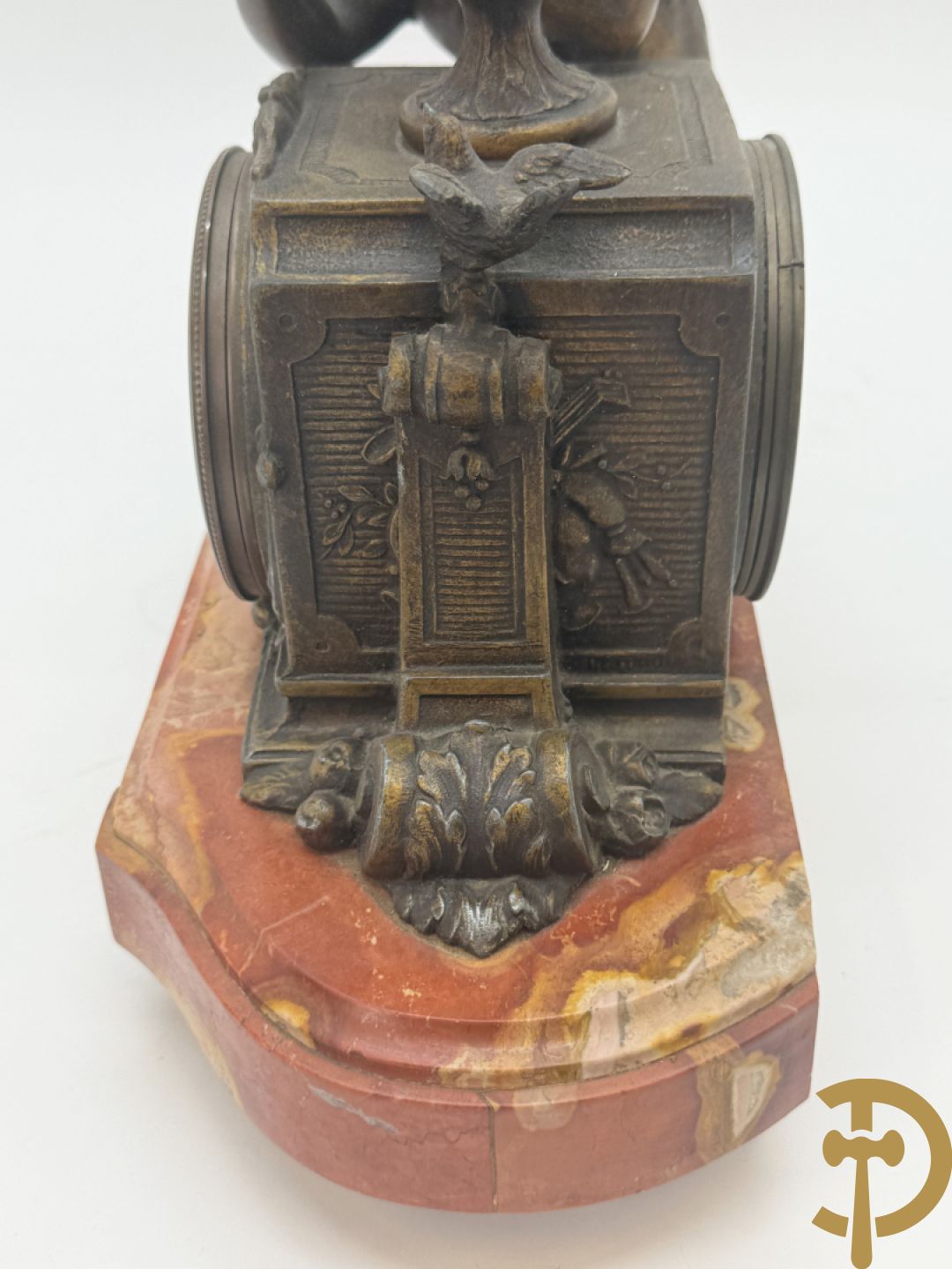 Driedelige garnituur, centraal horloge gedecoreerd met zamak beeld van fluitspelende cupido, geflankeerd door paar cassolettes - alles op marmeren basis