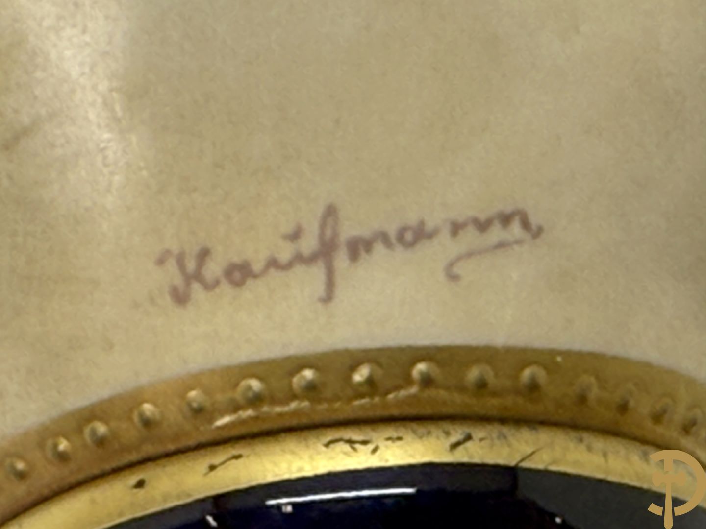 Paar handbeschilderde Weense amfoorvormige vazen met romantische taferelen, decor getekend door Kaufmann