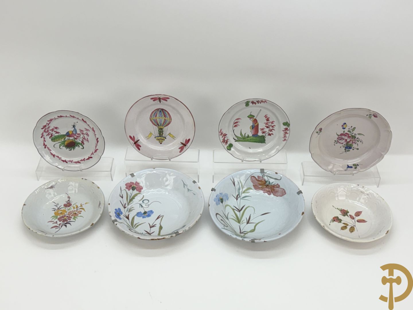 Franse borden w.o. Strassbourg met decor van luchtballon, vogel en Chinees figuurtje