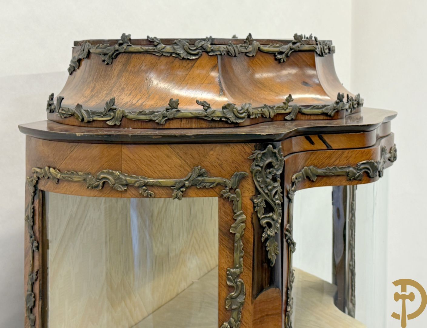 Notelaren Louis XV vitrine met gebogen glas, bezet met bronsbeslag en onderaan met bloemenmarketterie