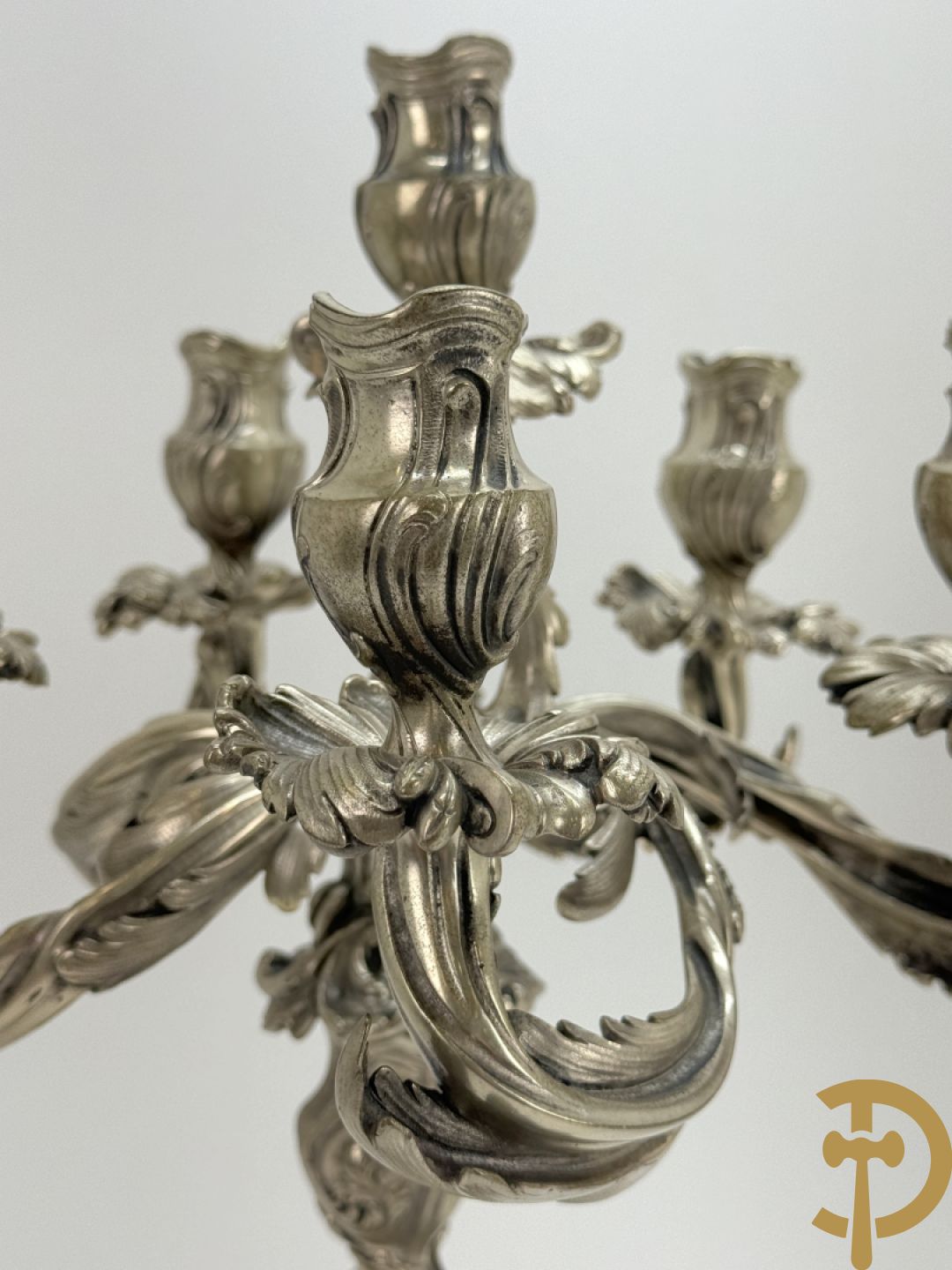 Paar massief zilveren getorste zesarmige kandelaars met Louis XV motieven, met import stempel 