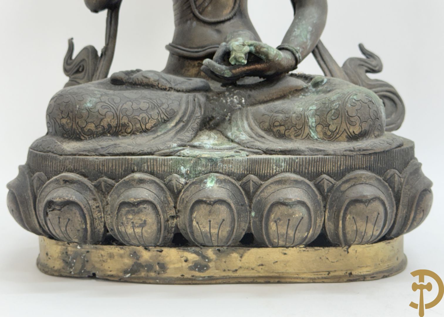 Bronzen neergezeten Boedha