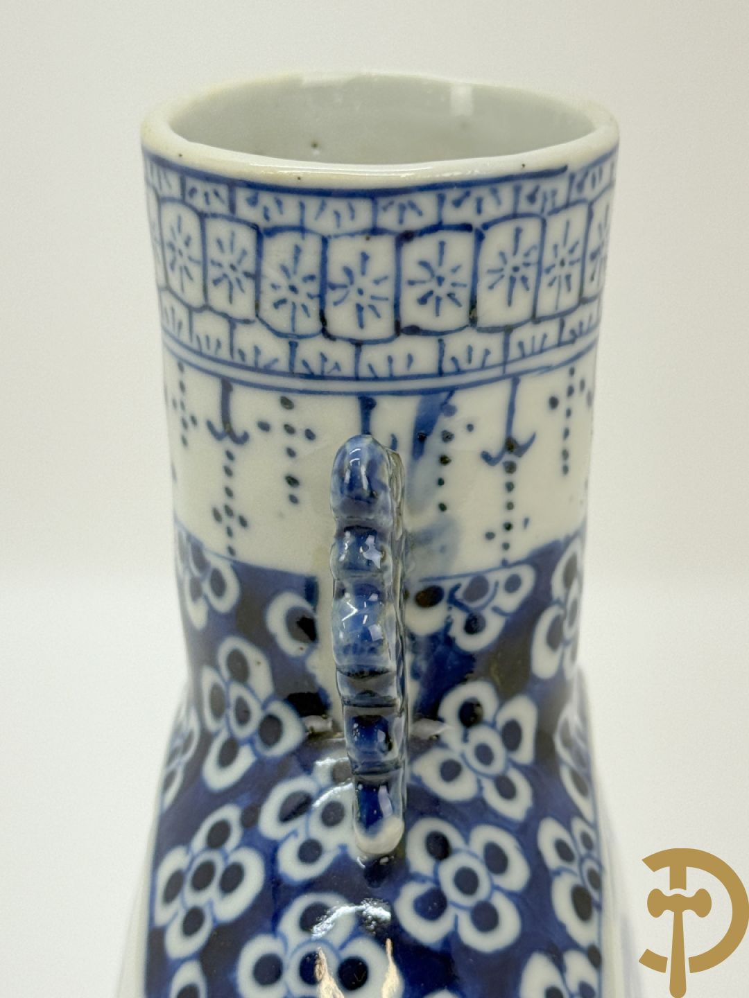 Chinese porseleinen maanvaas met geanimeerd decor