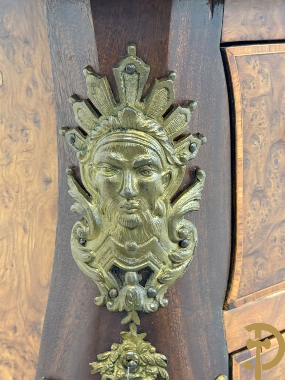 Wortelnotehouten drieladencommode met bronsbeslag van mazarinkoppen en accanthusranken, bovenaan met rood geaderd marmeren blad