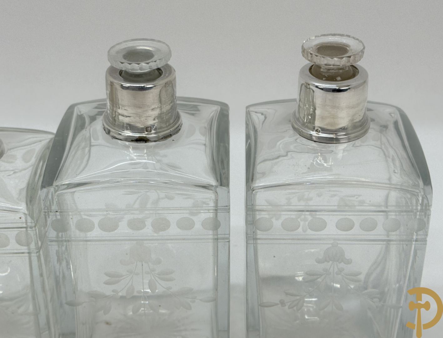 Vier karaffen met geslepen bloemenmotief bezet en  massief zilveren dop, met initialen HV, zilver gemerkt met minerva stempel 1e gehalte, maker J. Gruhier