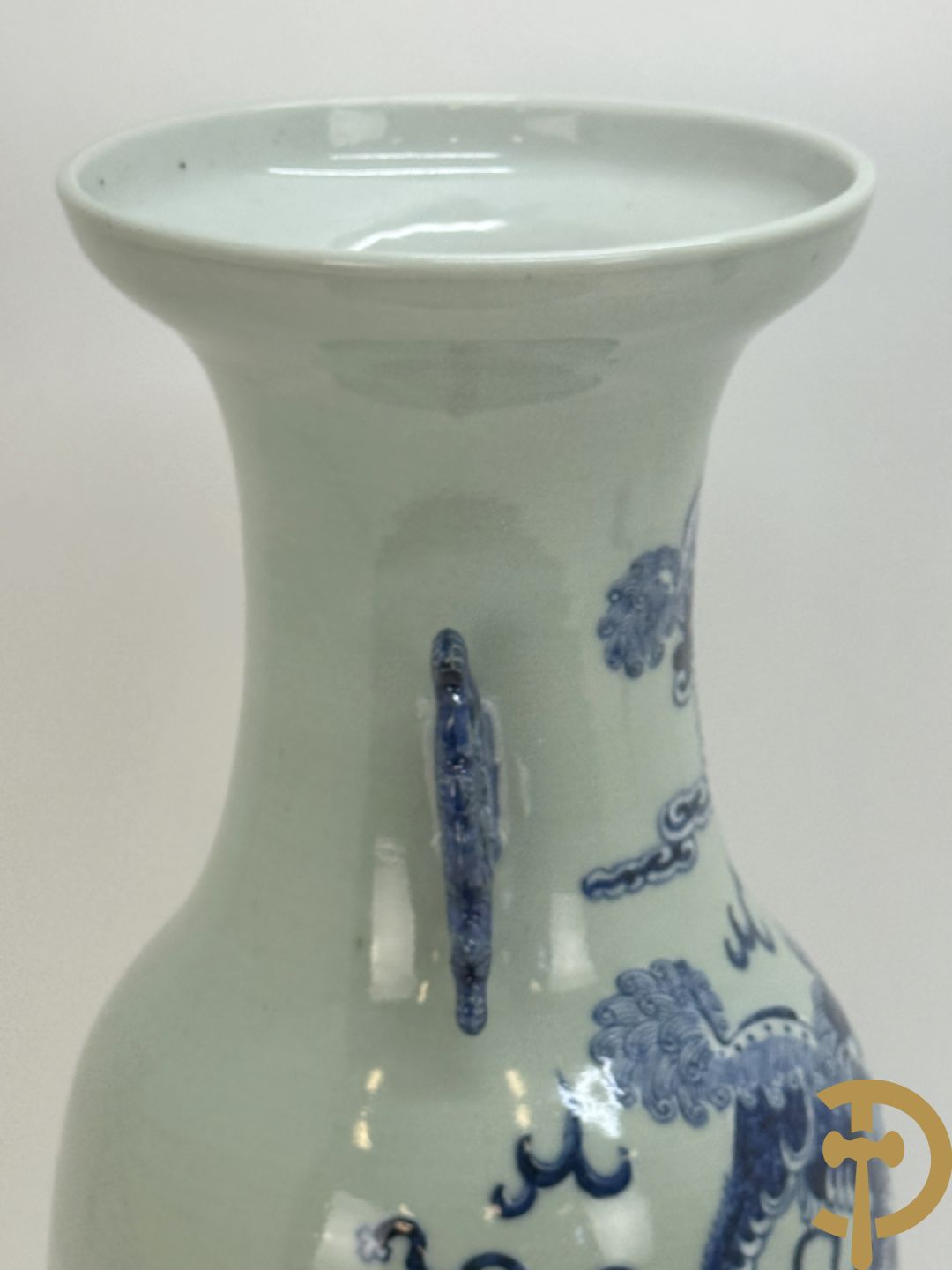 Chinese porseleinen celadon vaas met blauw/wit decor van fo honden