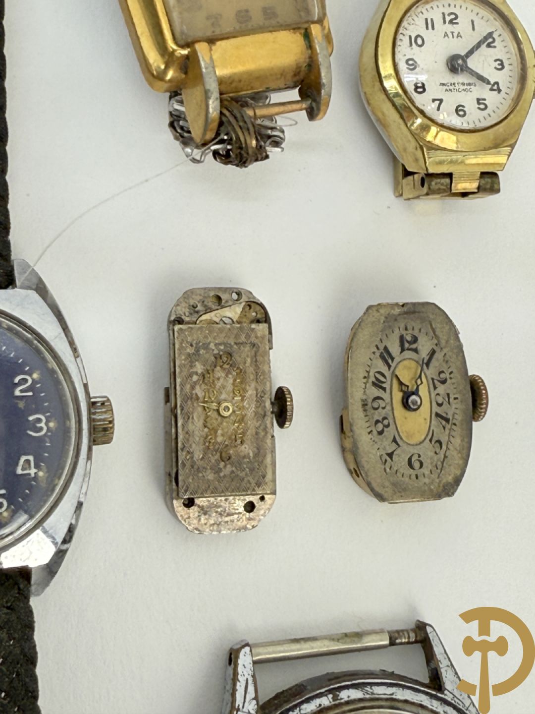 Zeventien vintage dames- en heren polsbandhorloges + 2 binnenwerken
