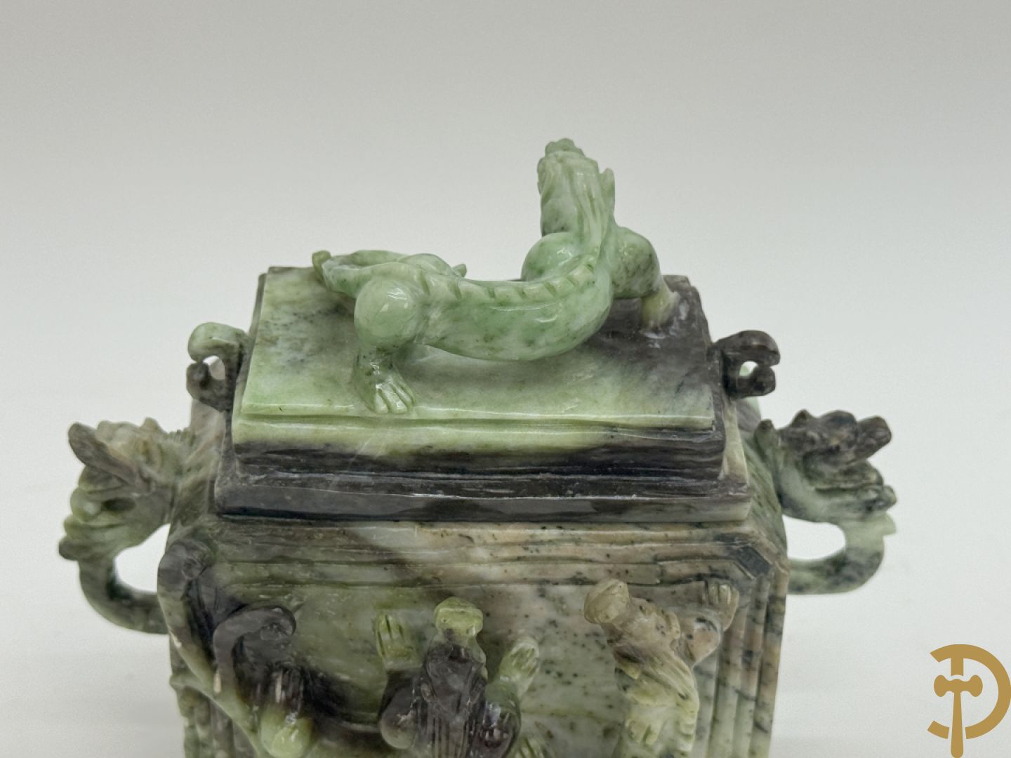 Brule parfum met bloemenmotieven in quartz + brule parfum in jadeiet + brule parfum met salamanders