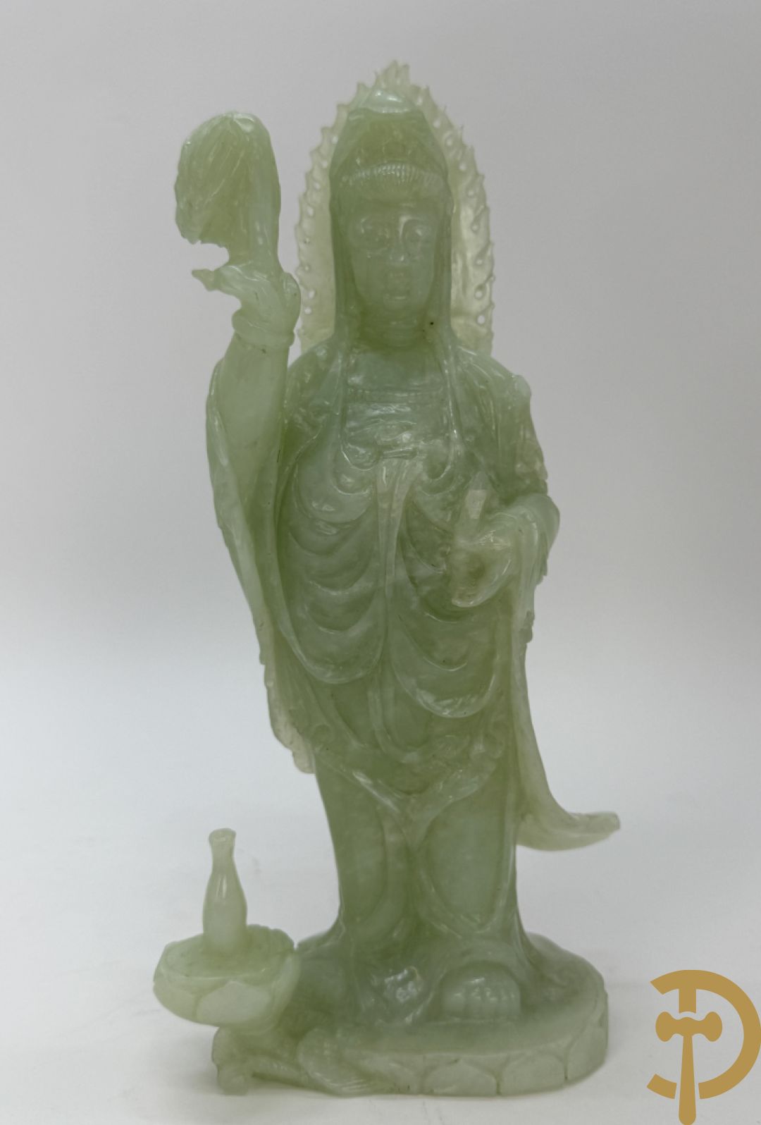 Jadeiet sculptuur van boedhistisch figuur + jadeiet wijsgeer met perziken + geisha in jadeiet