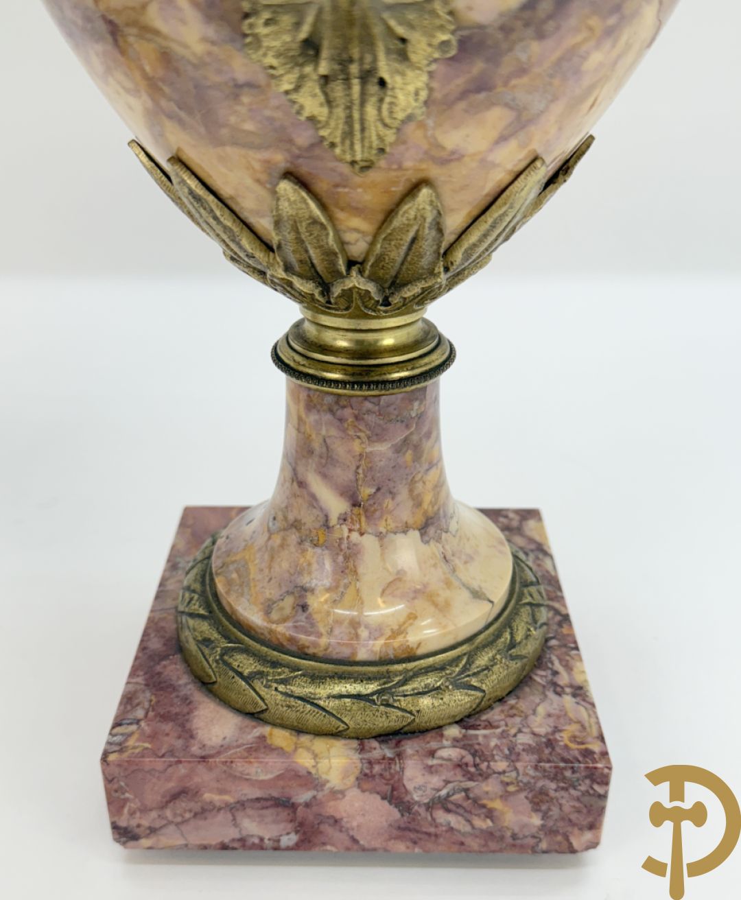 Paar marmeren cassolettes bezet met bronzen bloemenguirlandes