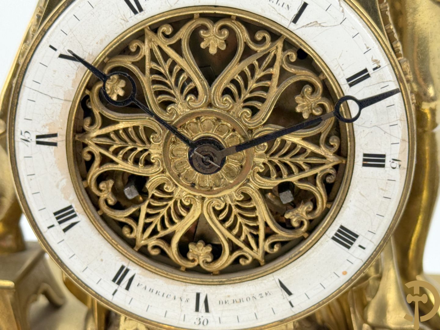 Vuurvergulde Franse bronzen Empire stijl pendule, harpvormige horloge met gevleugelde Griekse mythologische figuur, Erso die zijn lier bespeelt - Deniere et E. Mattelin, Fabricants de Bronze