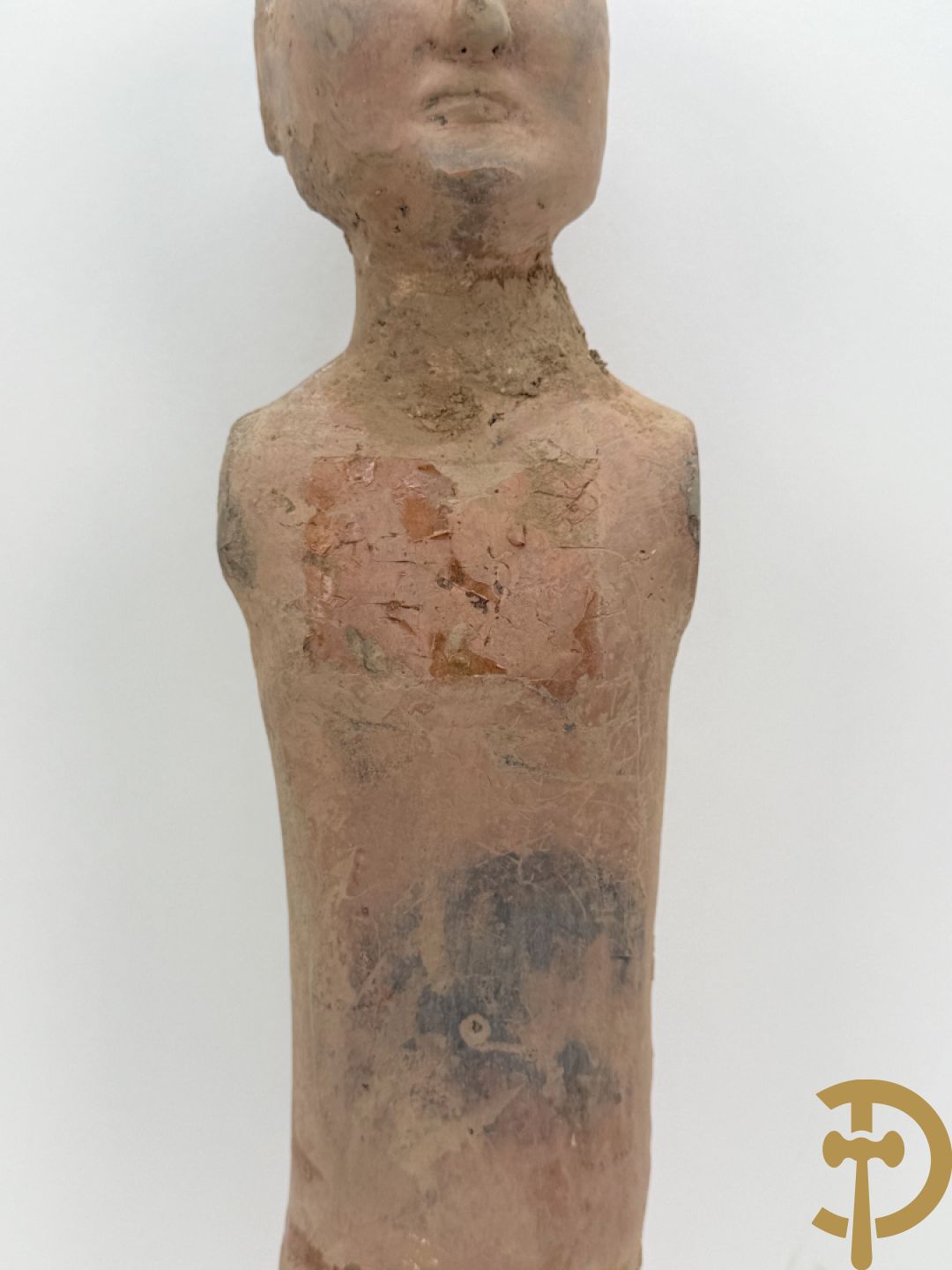 Terra cotta figuur van een Chinese staande man, Han dynastie, tussen 202 voor Christus en 240 na Christus, grafvondst uit Xian bij aanleg van de luchthaven