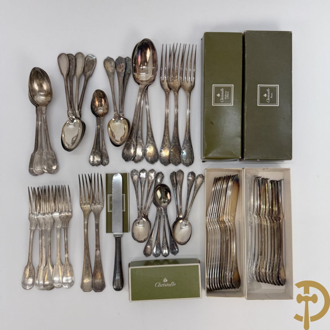 Verzilverd Louis XV bestek Christofle bestaande uit 12 kreeftvorken, 12 vismessen, 12 ijslepels, 3 vorken, 3 lepels, 3 dessertlepels en 3 koffielepels + 8 verzilverde Louis Philippe lepels, 6 verzilverde Louis Philippe vorken + 2 verzilverde vorken + verzilverd mes
