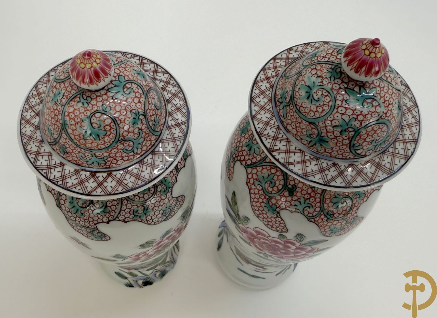 Paar Chinese porseleinen dekselvazen met bloemen- en  hanendecor + Chinese blauw/witte porseleinen gemberpot