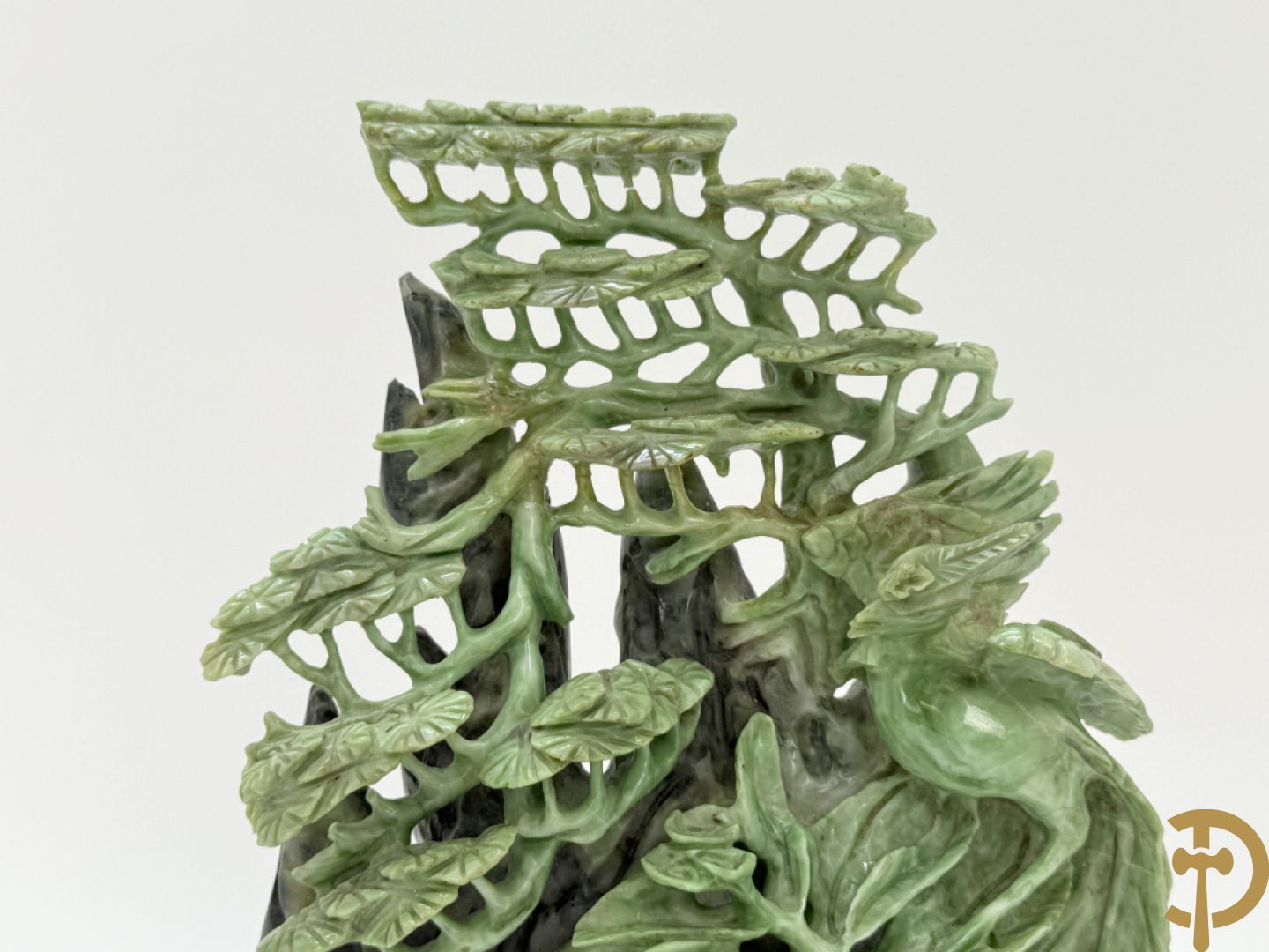 Sculptuur in speksteen van natuurtafereel met vogels en pioenrozen + speksteen sculptuur tafereel van 2 fo honden en vaas