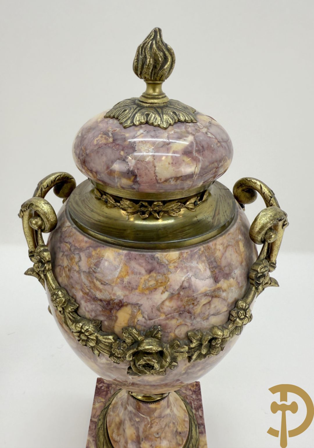 Paar marmeren cassolettes bezet met bronzen bloemenguirlandes