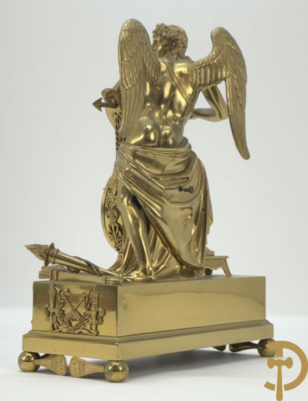 Vuurvergulde Franse bronzen Empire stijl pendule, harpvormige horloge met gevleugelde Griekse mythologische figuur, Erso die zijn lier bespeelt - Deniere et E. Mattelin, Fabricants de Bronze