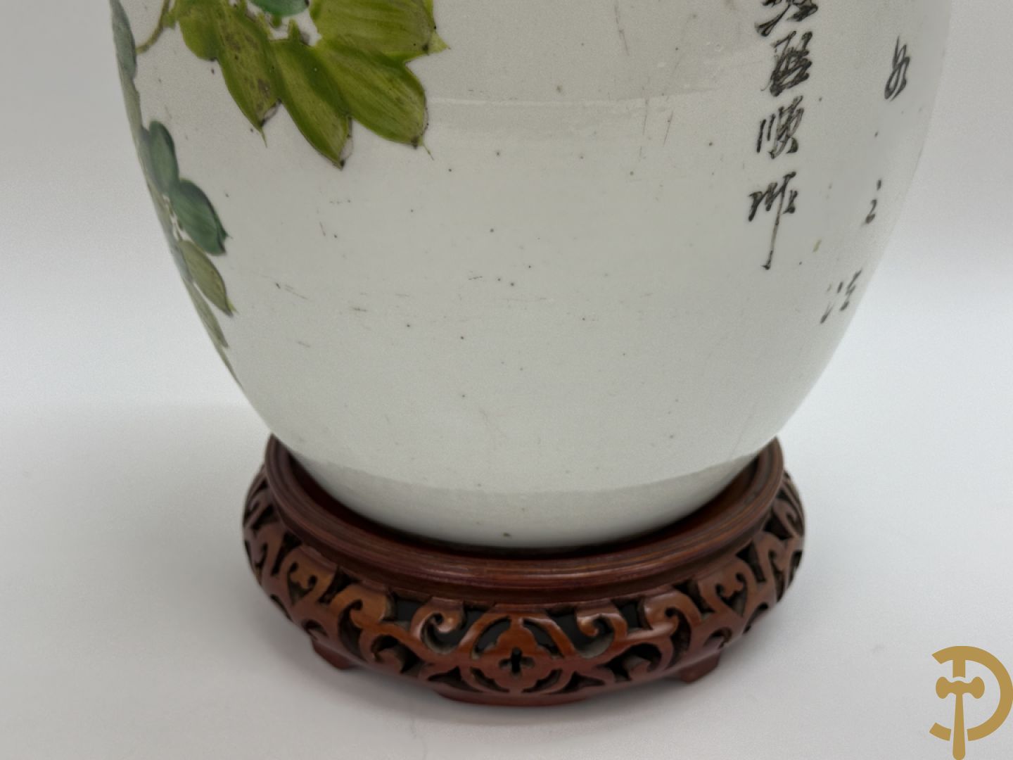 Chinese porseleinen ballustervormige vaas, King Long  + 2 porseleinen bordjes met bloemendecor + 2 bordjes met vazen- en bloemendecor + kopje en schoteltje Imari + dekselpotiche met vogel en bloemendecor