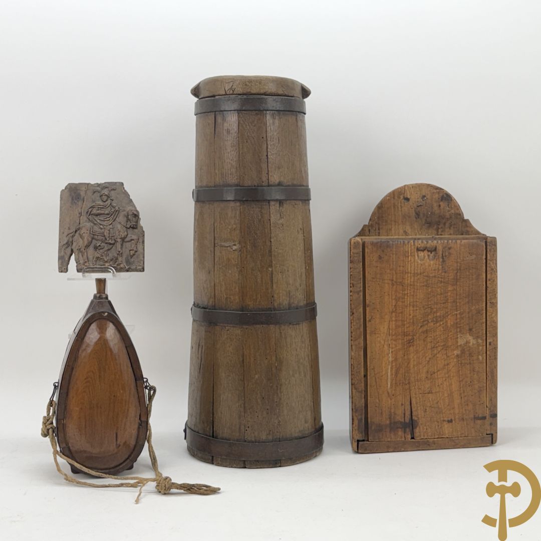 Lot folklore w.o. antieke gemerkte (IBT BCR) houten muurdoos 1845, karner zonder stok, antieke houten veldfles (gourde) 19e + houten sculptuurtje
