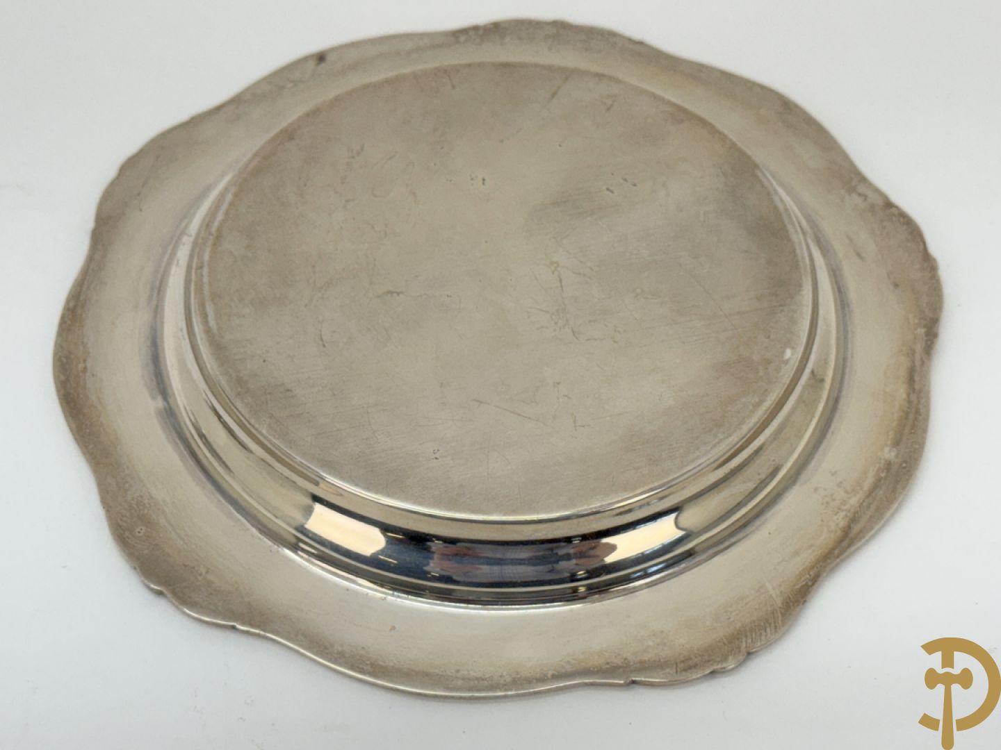 Massief zilveren schaaltje met Louis XV motieven, Delheid + bonbonnière met zilveren deksel + massief zilveren geajoureerd schaaltje + lakzegel met bewerkt handvat