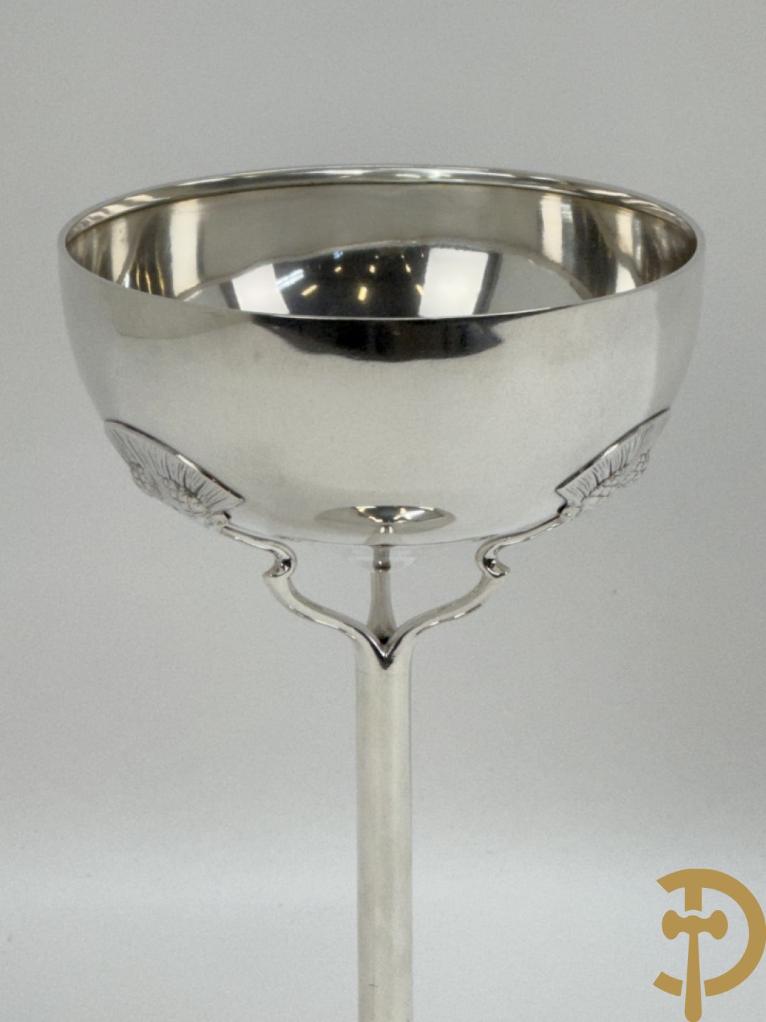 Massief zilveren coupe op voet gehouden door 3 bloemstengels, Art Nouveau Jugendstil, getekend 1912 Stockholm, gehalte 925, gestempeld GAB